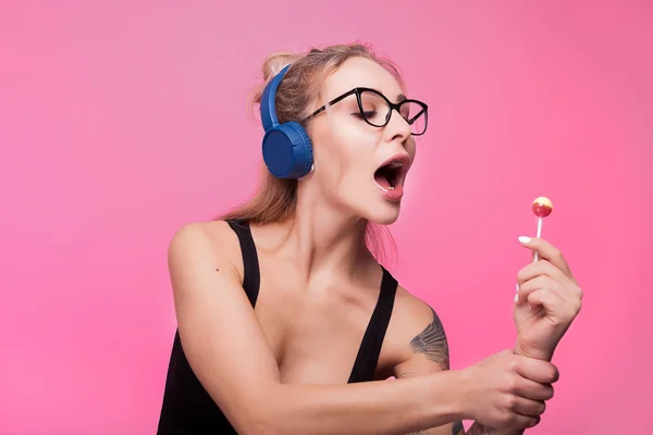 Mulher sexy ouvir música e ter um pirulito — Fotografia de Stock