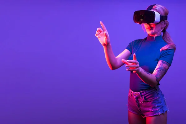 Mujer experimentando realidad virtual con un conjunto de realidad virtual — Foto de Stock