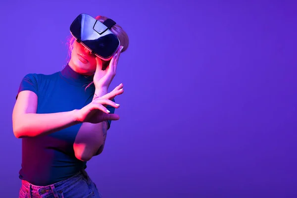 Mujer tocando un botón virtual con VR — Foto de Stock