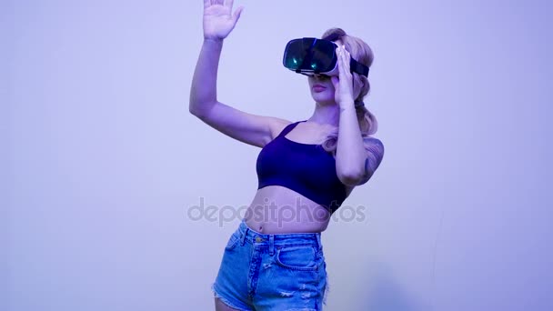 Mujer sexy con un casco de realidad virtual VR — Vídeo de stock