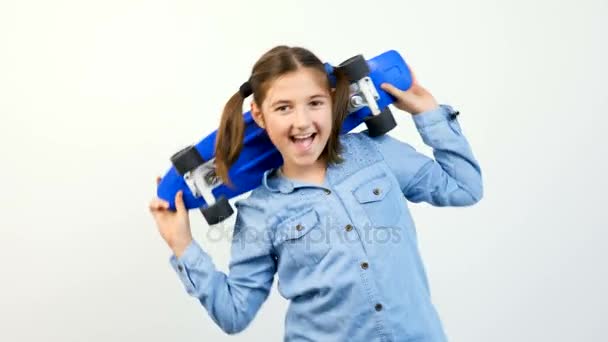 Счастливая улыбающаяся девушка со скейтбордом на плечах — стоковое видео