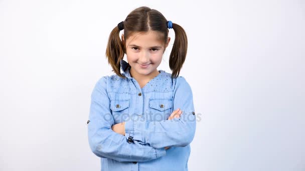 Cámara lenta de la joven adolescente sonriendo a la cámara — Vídeos de Stock