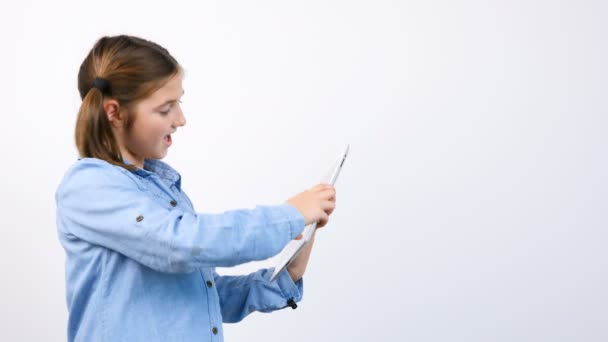 Adolescente jugando con una tableta digital — Vídeo de stock