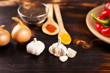 Sarımsak soğan, toz baharat ve tatlı kırmızı p yanında kapat
