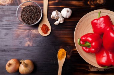 Bir yanık ahşap tahta kaşık n toz baharat ile üzerinde Üstten Görünüm