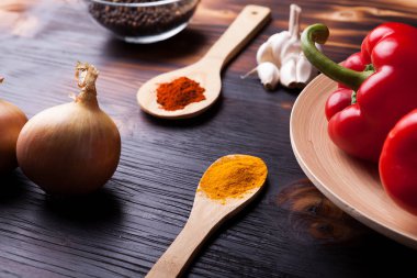 Toz baharat tatlı kırmızı biber ve soğan yanında kapat