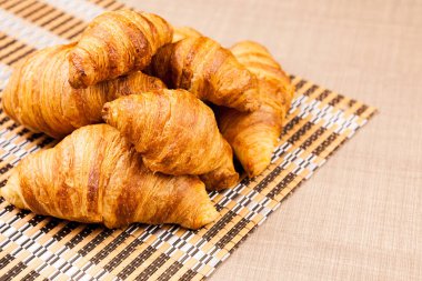 Bir tabloda lezzetli taze kruvasanlar