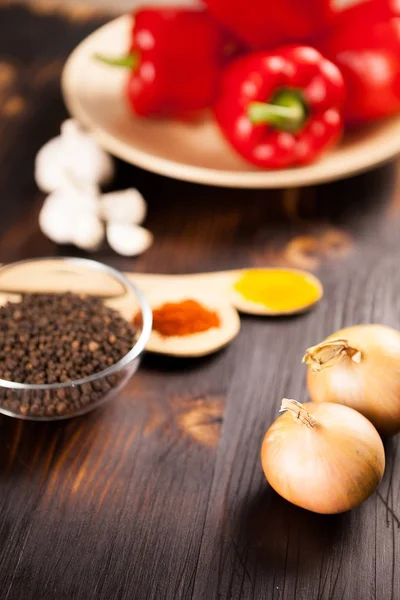 Top vista de cerca en cebollas con diferentes verduras borrosas en —  Fotos de Stock