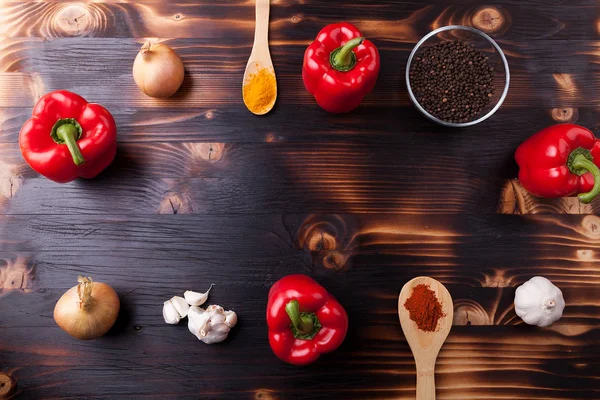 Verduras y especias frescas y saludables sobre tabla de madera —  Fotos de Stock