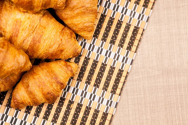 Pohled shora na lahodné čerstvé croissanty různých velikostí na t — Stock fotografie