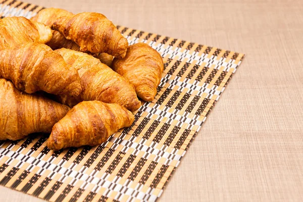 Lahodné čerstvé croissanty na stůl — Stock fotografie