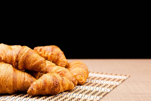 Čerstvě pečené croissanty, ležící na stole — Stock fotografie