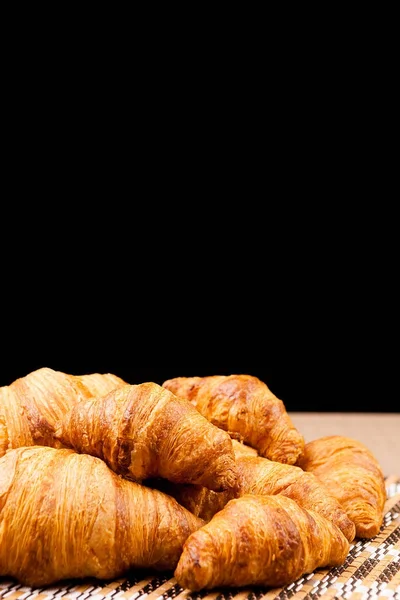 Frissen sült croissant fekve egy asztalon — Stock Fotó