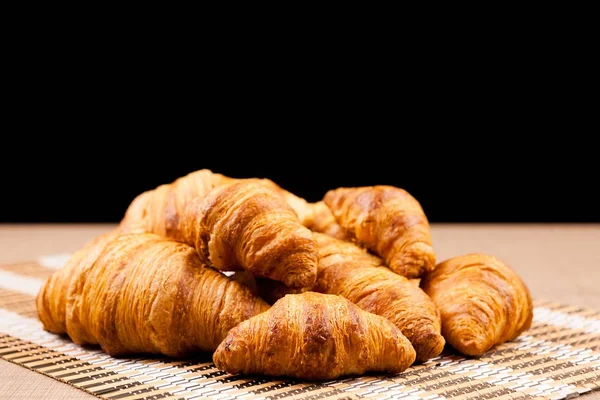 Croissants fraîchement cuits allongés sur une table — Photo