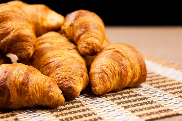 Detailní záběr na čerstvé croissanty zlatý — Stock fotografie