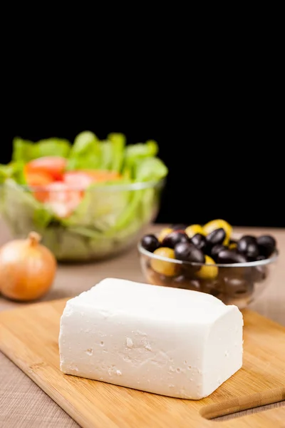 Close up de queijo feta em tábua de madeira — Fotografia de Stock