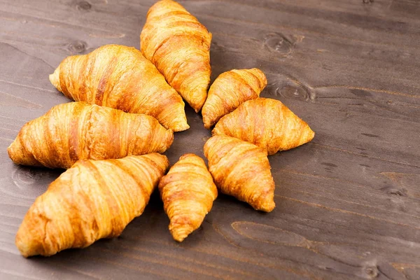 Mini és maxi croissant feküdt fa tábla — Stock Fotó