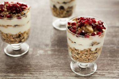 Ev yapımı müsli ile üç bardak