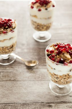 Sağlıklı müsli yulaf ezmesi, yoğurt ve nar ile