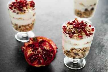 Sağlıklı ev yapımı müsli Nar ile yakından