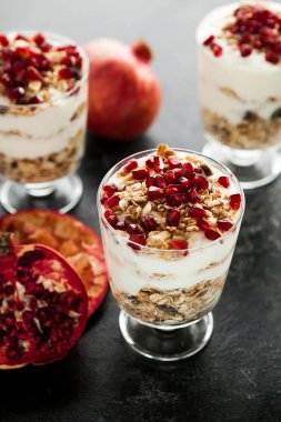 Müsli ve nar ile taze sağlıklı ev yapımı desset