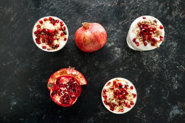 Sağlıklı ve lezzetli desset üzerinde üstten görünüm üzerinde müsli yapılan,