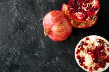 En lezzetli sağlıklı ev yapımı desset müsli, üzerinden görünüm yogh