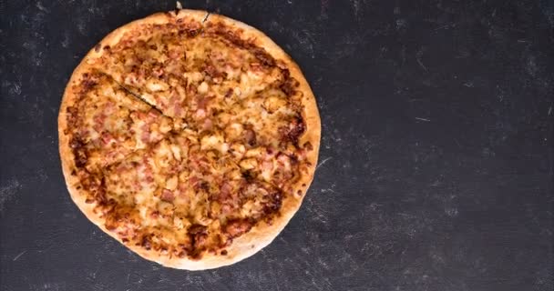 Stop motion animación de comer una pizza — Vídeo de stock
