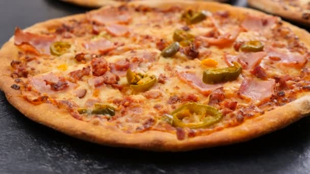 Dolly Parallax Schuss hausgemachte Pizza — Stockvideo