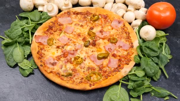 Üstten Görünüm dolly görüntüleri lezzetli sıcak pizza — Stok video