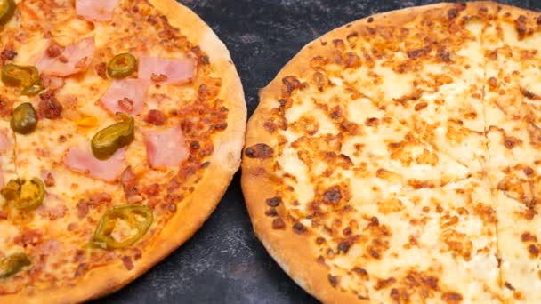 Пан справа налево на три домашние пиццы — стоковое видео