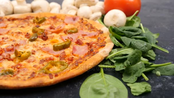 Nahaufnahme von hausgemachter Pizza umgeben von Spinat, Pilzen und Tomaten