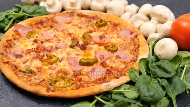 Ev yapımı pizza yavaş dolly atış — Stok video