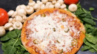 Üstten Görünüm vinç ağır çekim lezzetli pizza üzerinde ateş