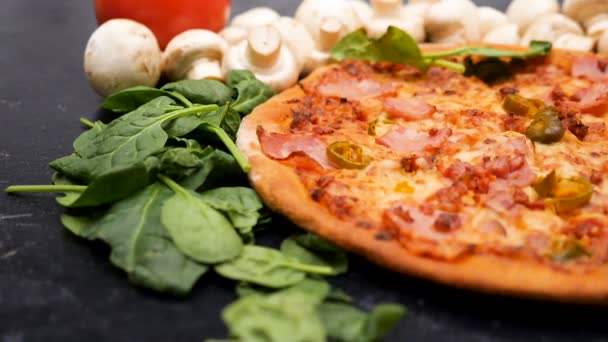 Ağır çekim taze pişmiş pizza üzerine düşen bebek ıspanak yaprağı — Stok video
