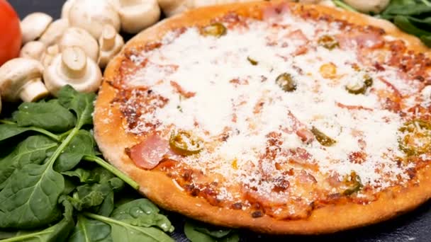 De cerca la vista superior dolly tiro en la pizza recién horneada — Vídeo de stock