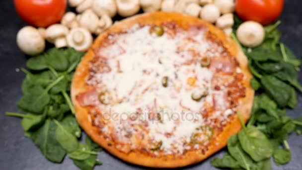 Top vista guindaste tiro em câmera lenta em deliciosa pizza — Vídeo de Stock