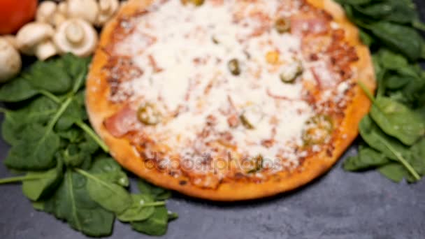 Top vista grúa cámara lenta tiro en deliciosa pizza — Vídeo de stock