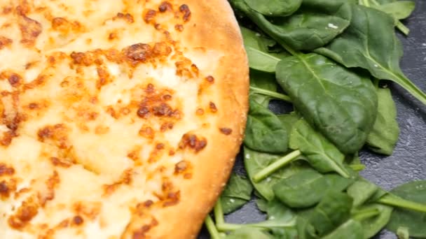 Over top kraan geschoten op heerlijke vegetarische pizza — Stockvideo