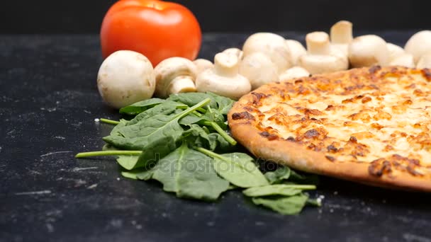 Dolly lezzetli vejetaryen pizza üzerinde ateş — Stok video