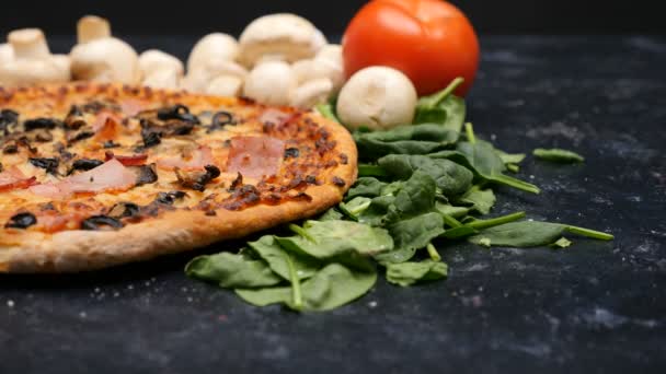 Мужские руки берут вкусную домашнюю пиццу — стоковое видео