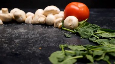 Lezzetli Pizza düşen ağır çekim