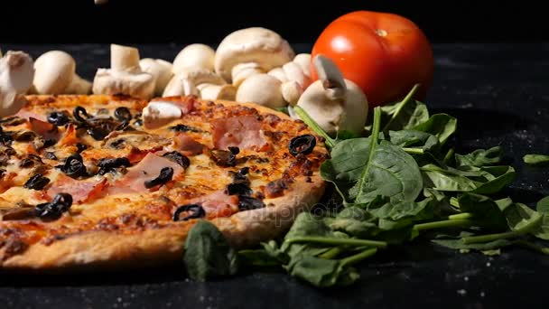 Zpomalený pohyb na řezané houby na pizzu