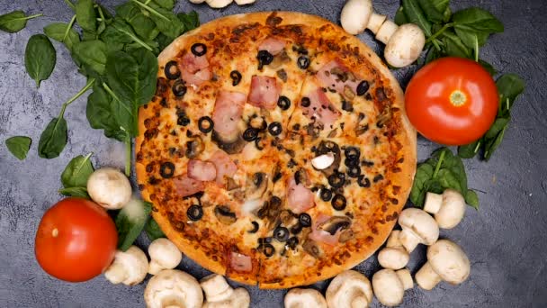 Lento tiro vista superior movimento em cogumelos cortados caindo em deliciosa pizza — Vídeo de Stock
