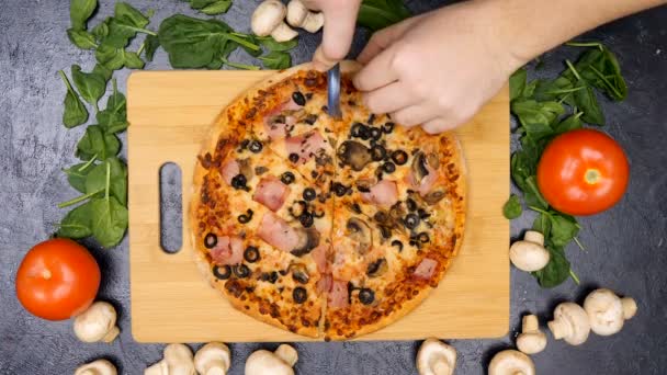Κάτοψη των χεριών σε φέτες σε μια πίτσα — Αρχείο Βίντεο