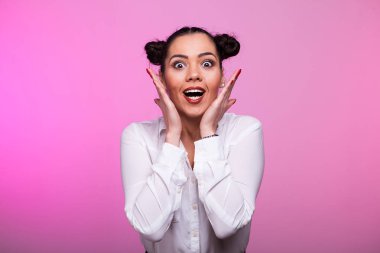 Beyaz gömlekli sürpriz womman