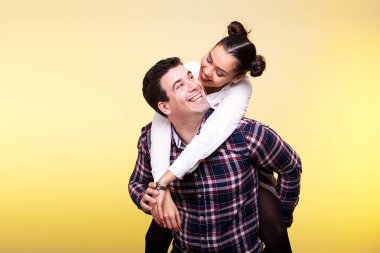 Kadın kocası sırtına gözü üstünde ve gülümseyen