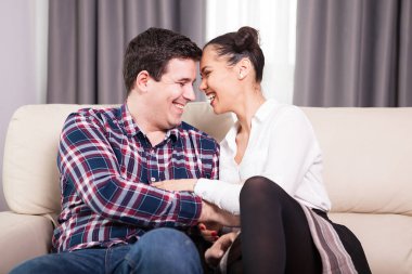 Karı ve koca birbirine bakarak