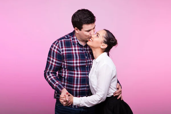 Felice marito e moglie in studio su sfondo rosa — Foto Stock