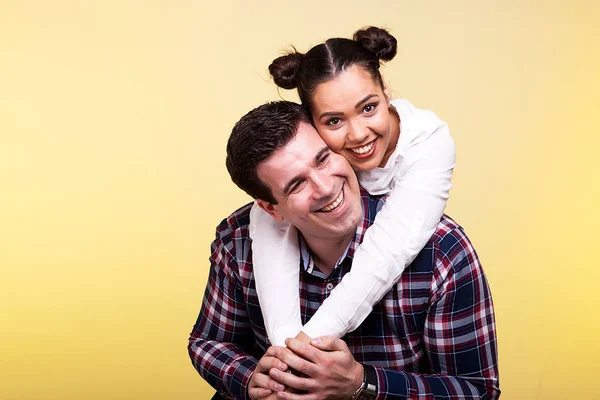 Mulher em seu marido de volta sorrindo para a câmera — Fotografia de Stock